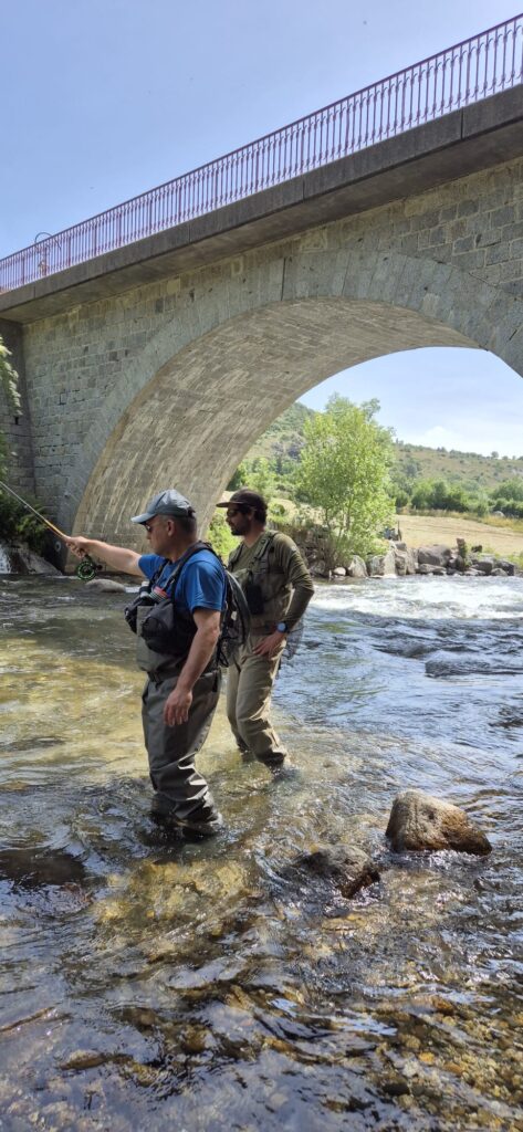 Pêcheur pratiquant la pêche à la mouche dans une rivière de montagne des Pyrénées-Orientales
