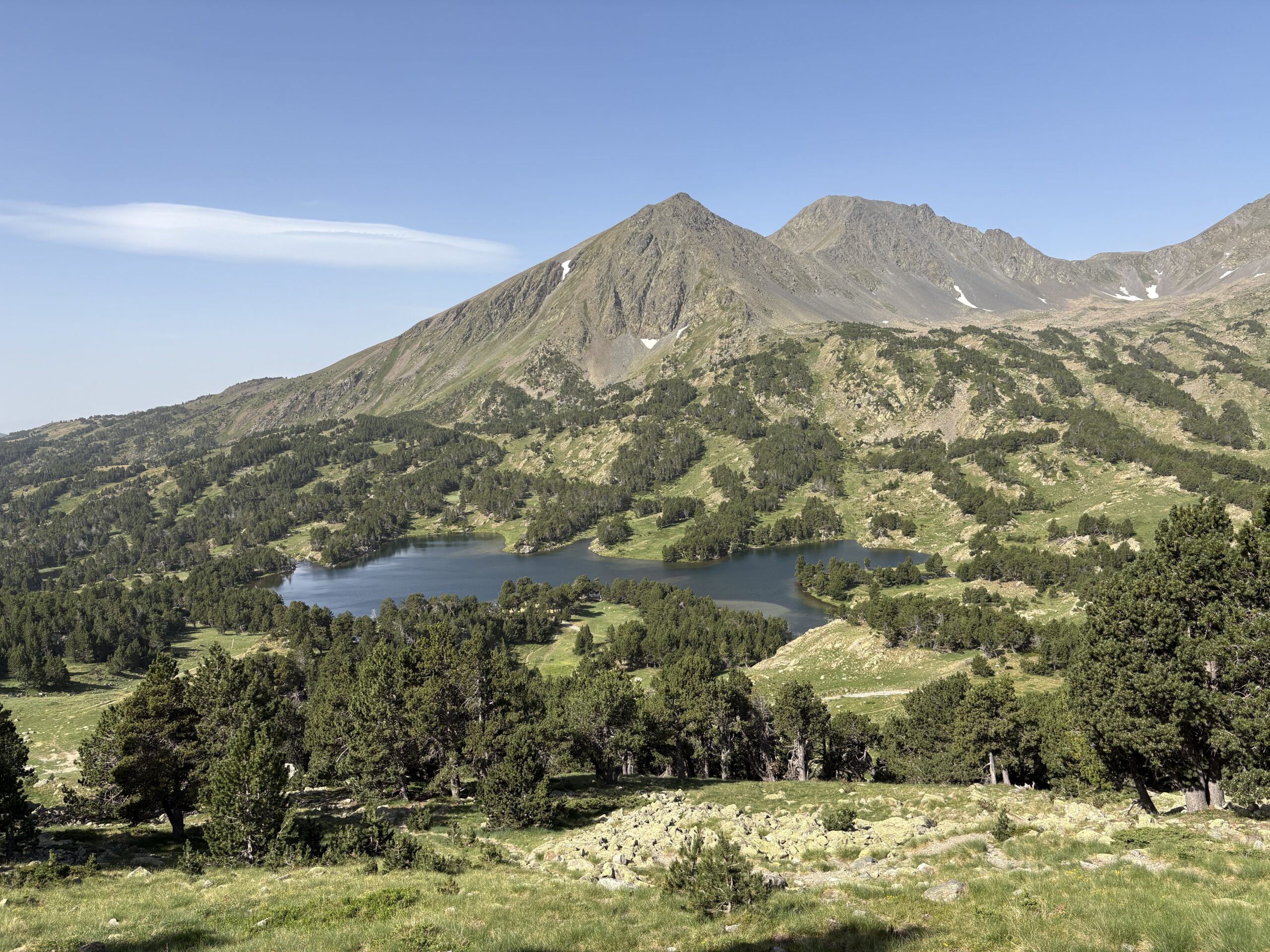 Pêche à la mouche en lac de montagne dans les Pyrénées-Orientales, au cœur du Capcir et de la Cerdagne
