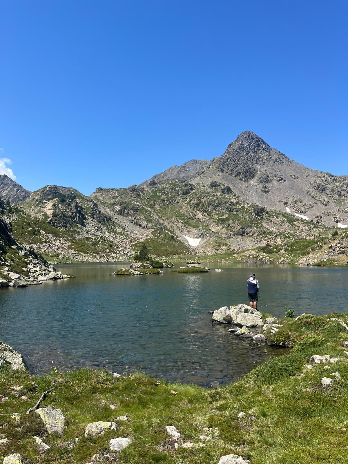 Pêche à la mouche en lac de montagne dans les Pyrénées-Orientales avec un guide de pêche